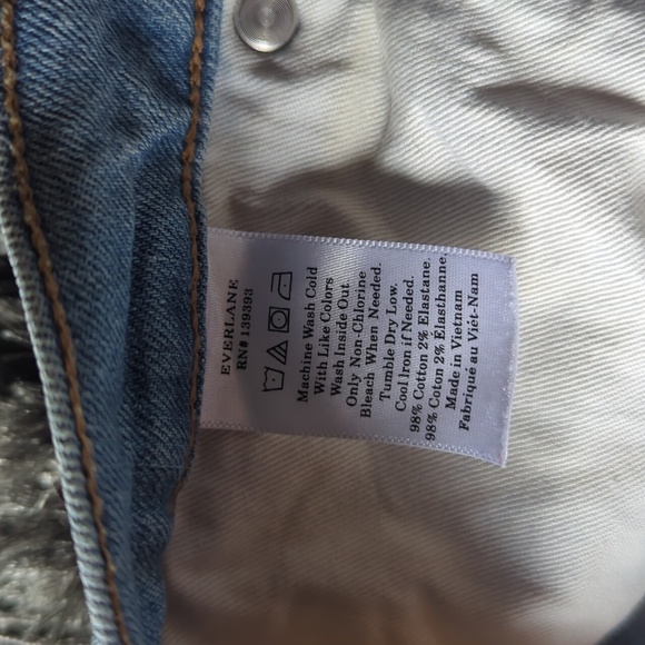 Everlane Original Cheeky Jean in Stone-washed Sky - Picture 10 of 16